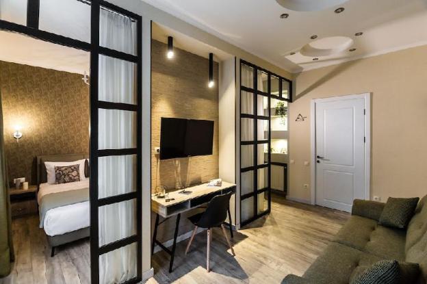 dat exx on freedom square