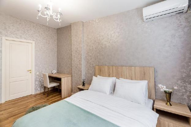 dat exx on freedom square