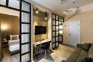 dat exx on freedom square