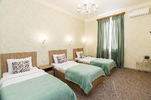 dat exx on freedom square