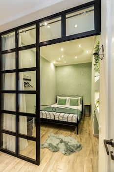 dat exx on freedom square