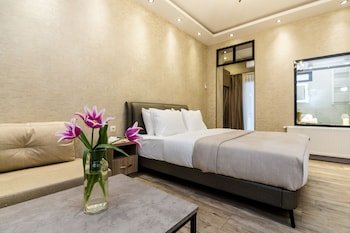 dat exx on freedom square