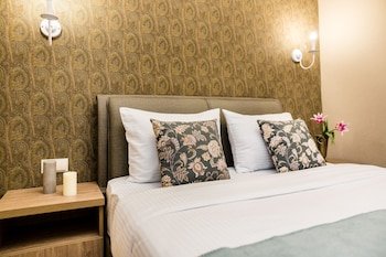 dat exx on freedom square