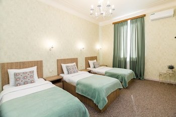 dat exx on freedom square