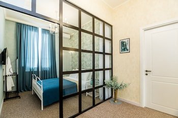 dat exx on freedom square