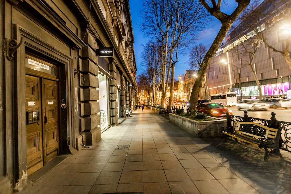 dat exx on freedom square