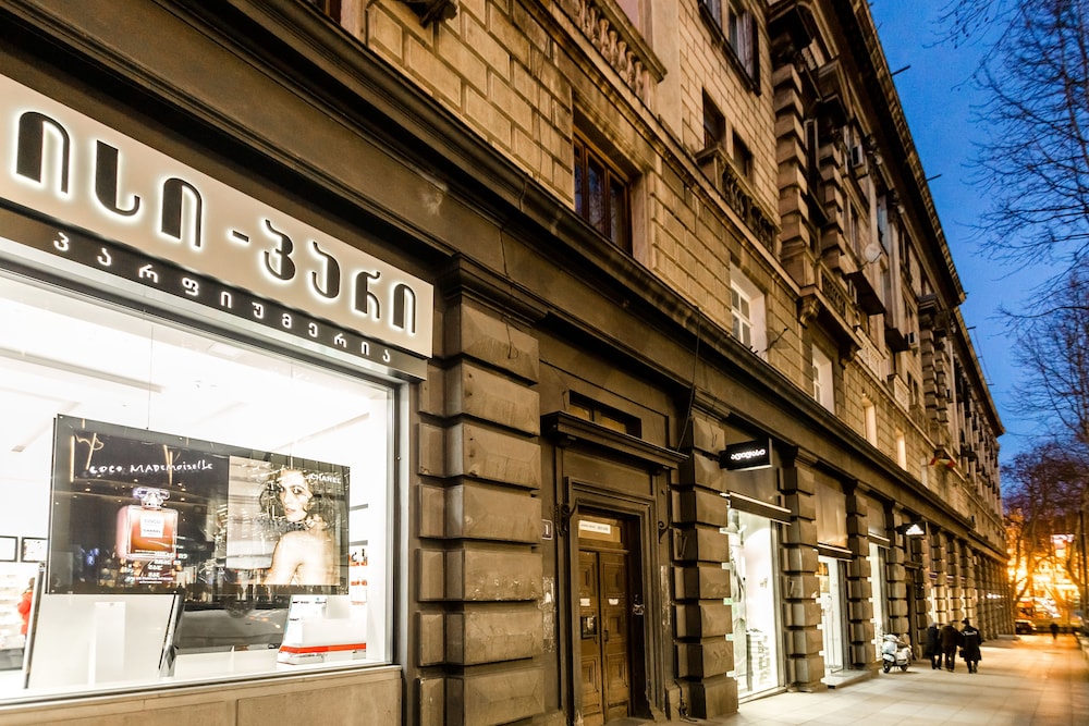 dat exx on freedom square