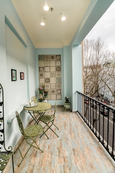 dat exx on freedom square