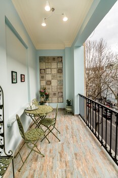 dat exx on freedom square