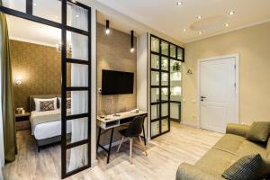 dat exx on freedom square