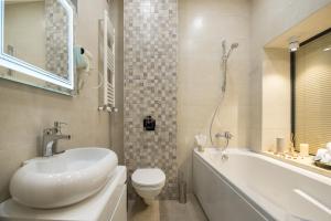 dat exx on freedom square