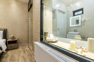 dat exx on freedom square