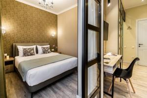 dat exx on freedom square