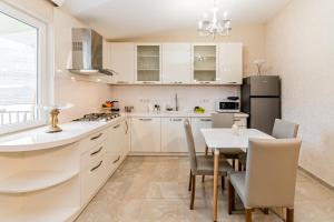 dat exx on freedom square