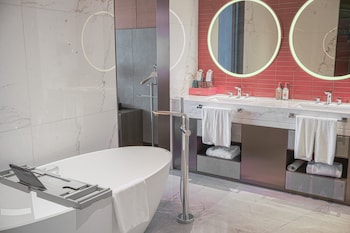 Crowne Plaza Qingdao Jinshui, An Ihg Hotel,,3.5 star