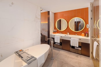 Crowne Plaza Qingdao Jinshui, An Ihg Hotel,,3.5 star