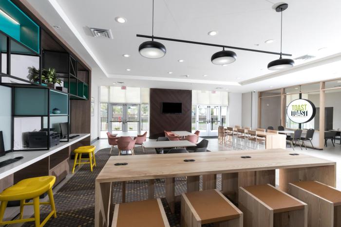 holiday inn and suites detroit troy