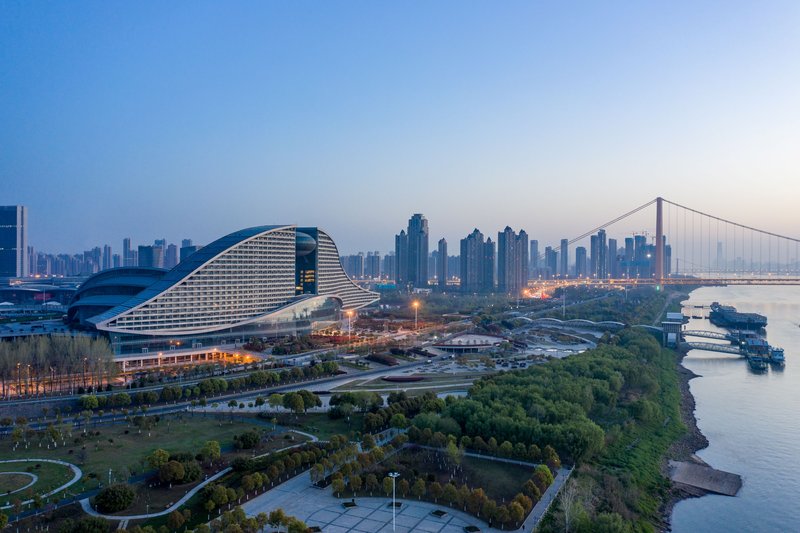 holiday inn and suites wuhan international expo