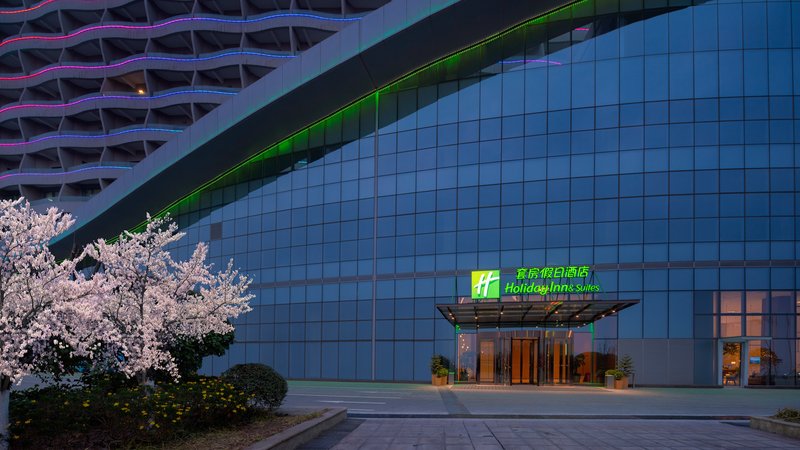 holiday inn and suites wuhan international expo