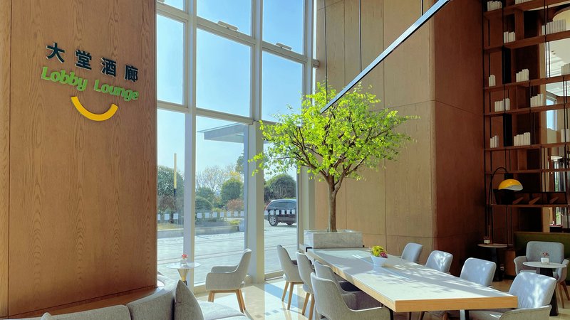holiday inn and suites wuhan international expo