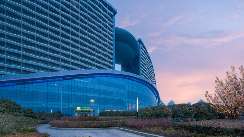 holiday inn and suites wuhan international expo