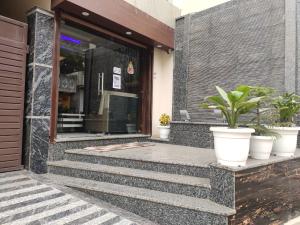 Hotel Kb Palace,N-10/39, Kakarmata, Varanasi,2 star