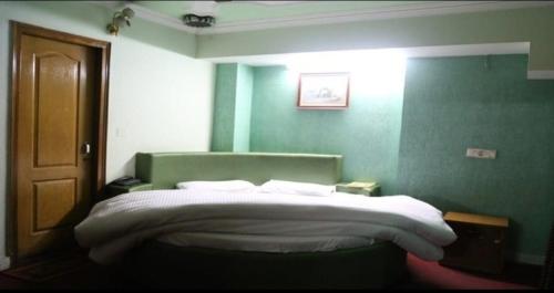 Abhi International Hotel,Improvement Trust Road, Near Peer Baba Chowk, Near Patel Chowk, Patel Nagar, Pathankot, Punjab 145001,3 star
