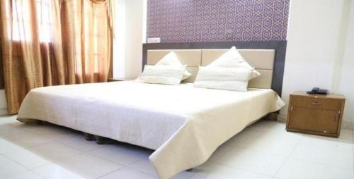 Abhi International Hotel,Improvement Trust Road, Near Peer Baba Chowk, Near Patel Chowk, Patel Nagar, Pathankot, Punjab 145001,3 star