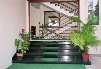 Equator,X7ww+M25, Azad Road, Near Saint Antonys Shrine, Kaloor, Ernakulam, Kochi, Kerala 682017,2.5 star