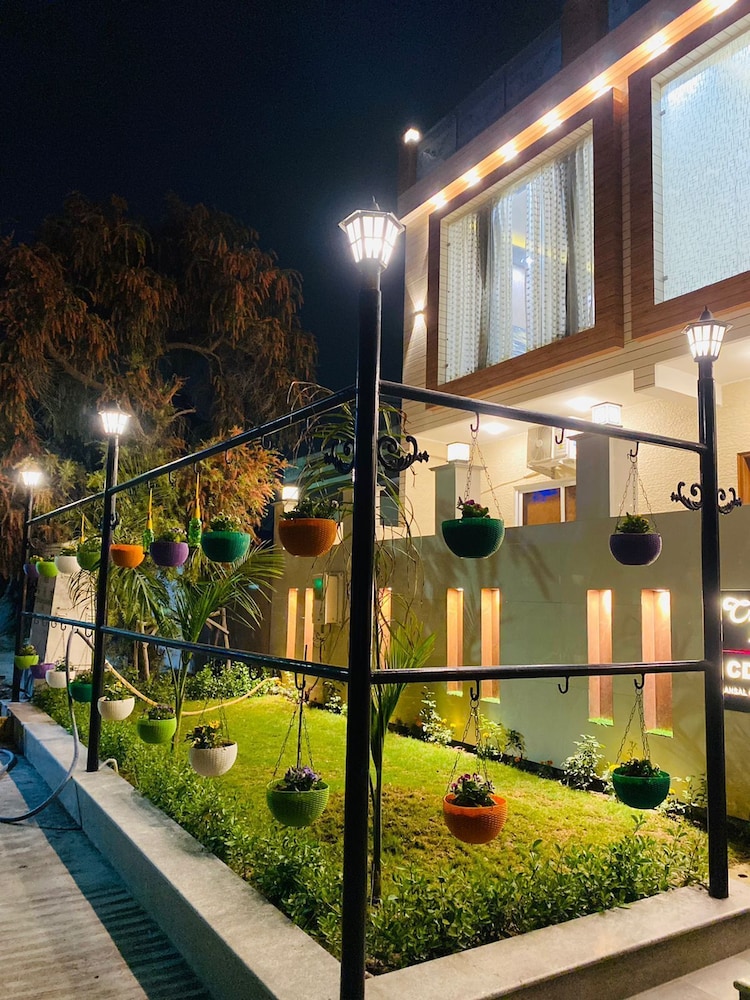 Crescent Inn,Ansal Golf Link -1,3 star