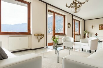 piazza cavour lake view