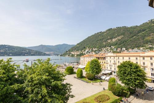 piazza cavour lake view