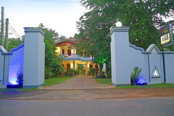 yala hotel river front