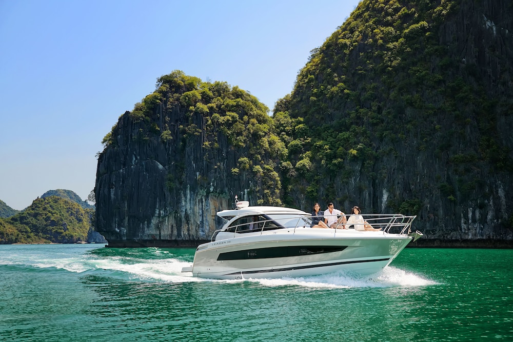 vietyacht marina club halong bay cruise