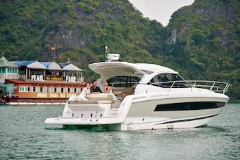 vietyacht marina club halong bay cruise