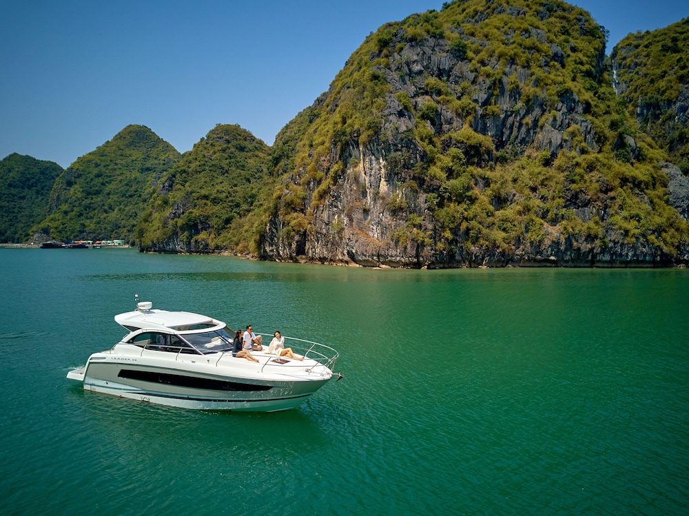 vietyacht marina club halong bay cruise