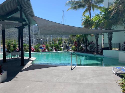 absolute waterfront magnetic island