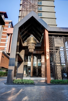 hic at night bazaar 607