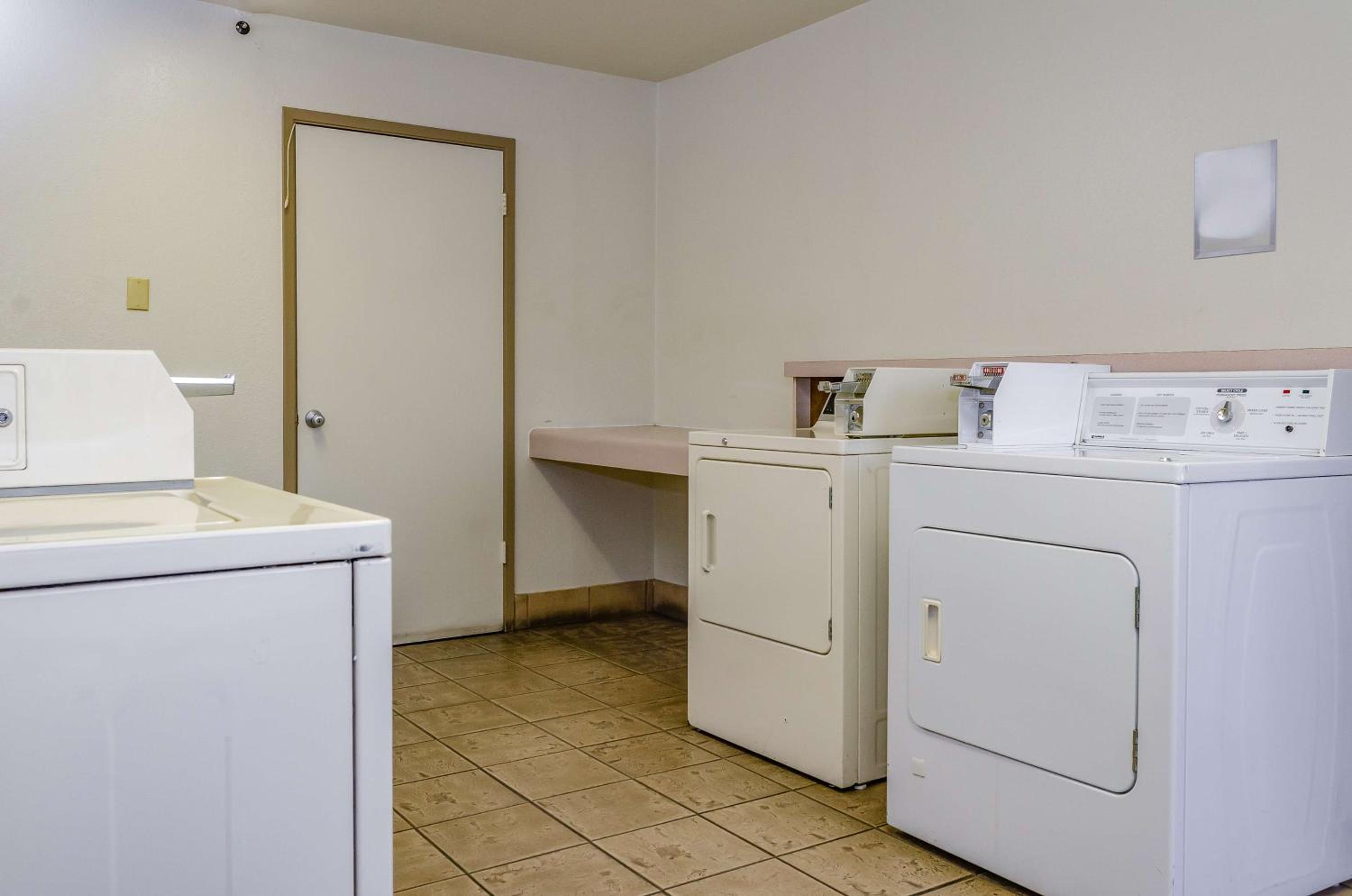 studio 6 fresno ca extended stay