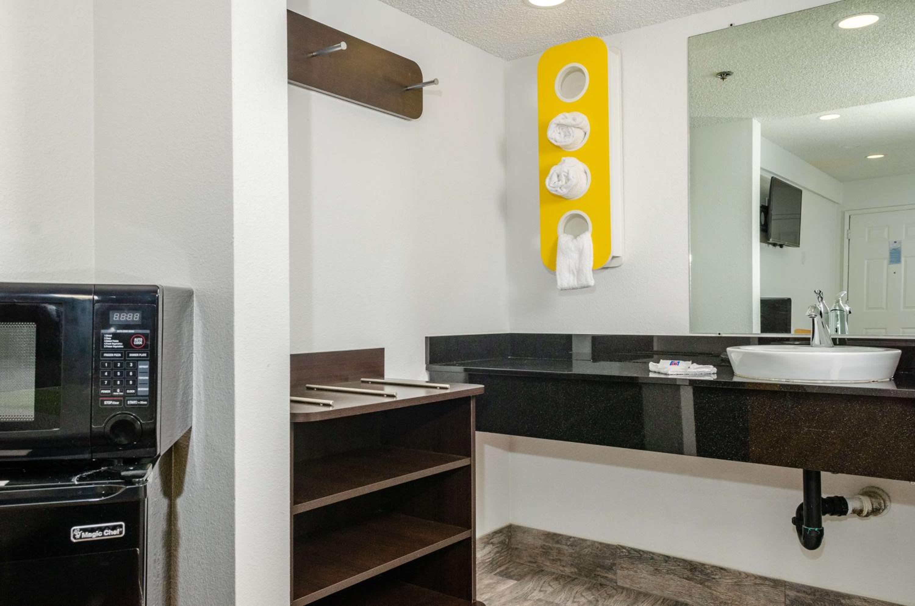 studio 6 fresno ca extended stay