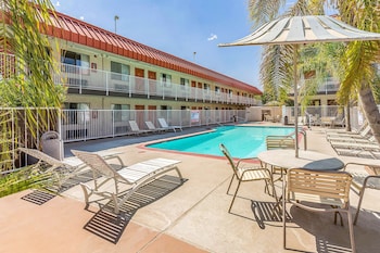 studio 6 fresno ca extended stay