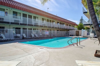 studio 6 fresno ca extended stay
