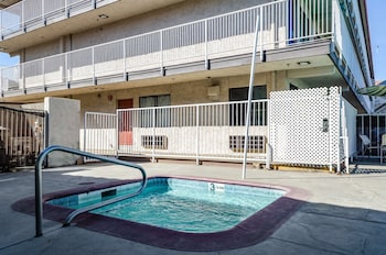 studio 6 fresno ca extended stay