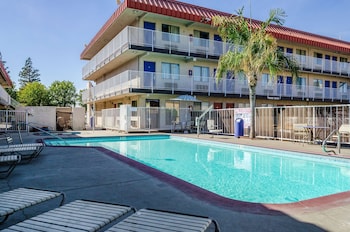 studio 6 fresno ca extended stay