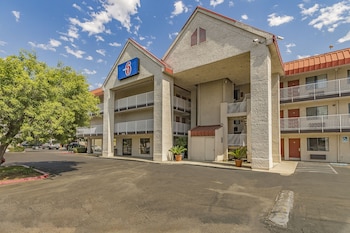 studio 6 fresno ca extended stay