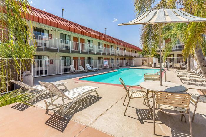 studio 6 fresno ca extended stay