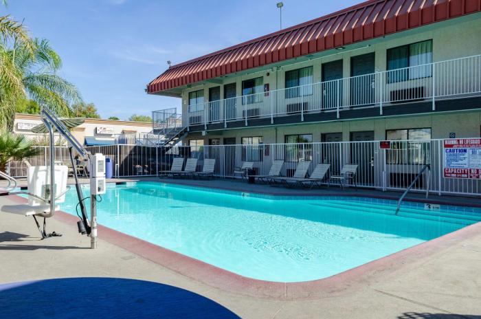 studio 6 fresno ca extended stay