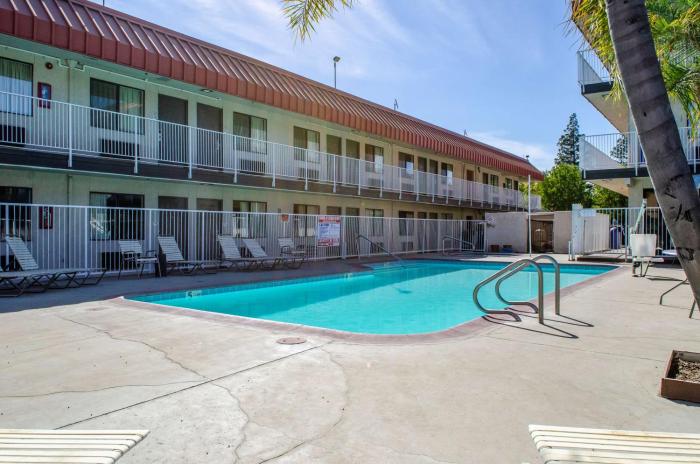 studio 6 fresno ca extended stay
