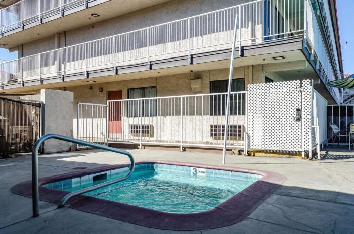 studio 6 fresno ca extended stay