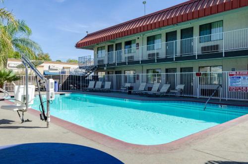 studio 6 fresno ca extended stay